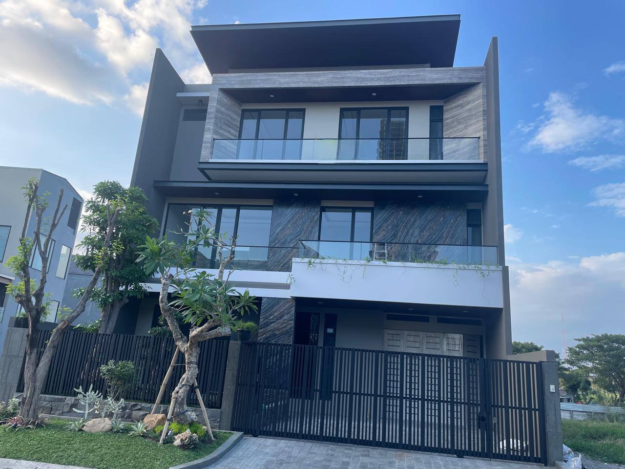 Dijual Rumah Minimalis 3 Lantai di Citraland Surabaya Barat - Image 1