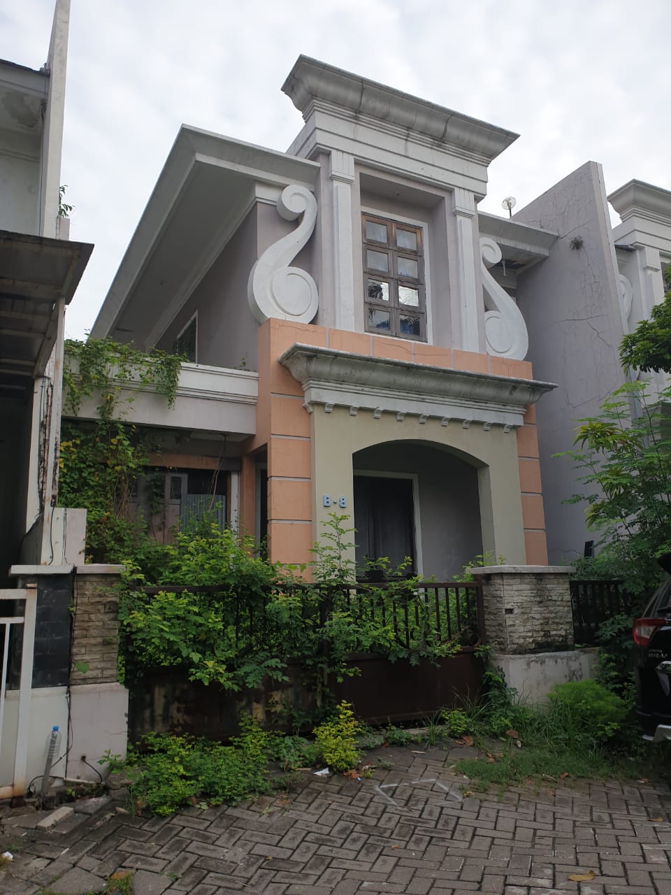 Dijual Rumah Hitung Tanah di Kawasan Strategis Bavarian Village, Surabaya Barat - Image 1