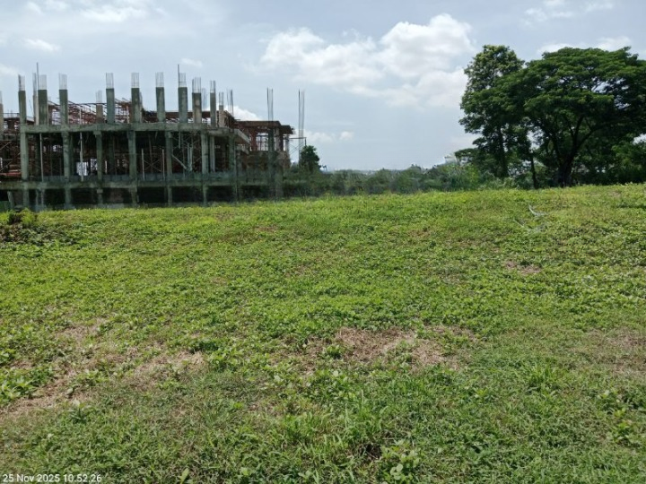 Disewakan Tanah Kavling Komersial Premium di Bukit Golf International View Golf Citraland Utama Surabaya Barat - Image 1