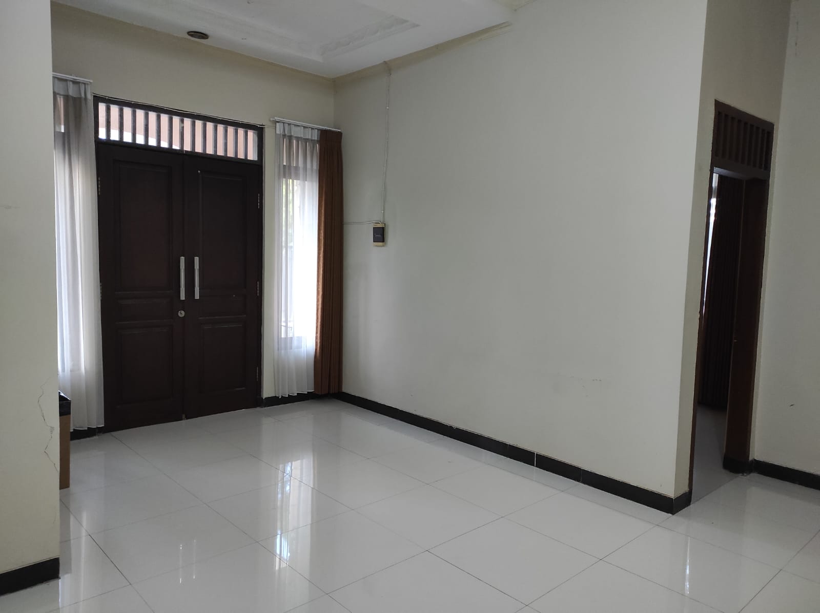 Disewakan Rumah Posisi Hook Luas di Wiyung Surabaya Barat - Image 1