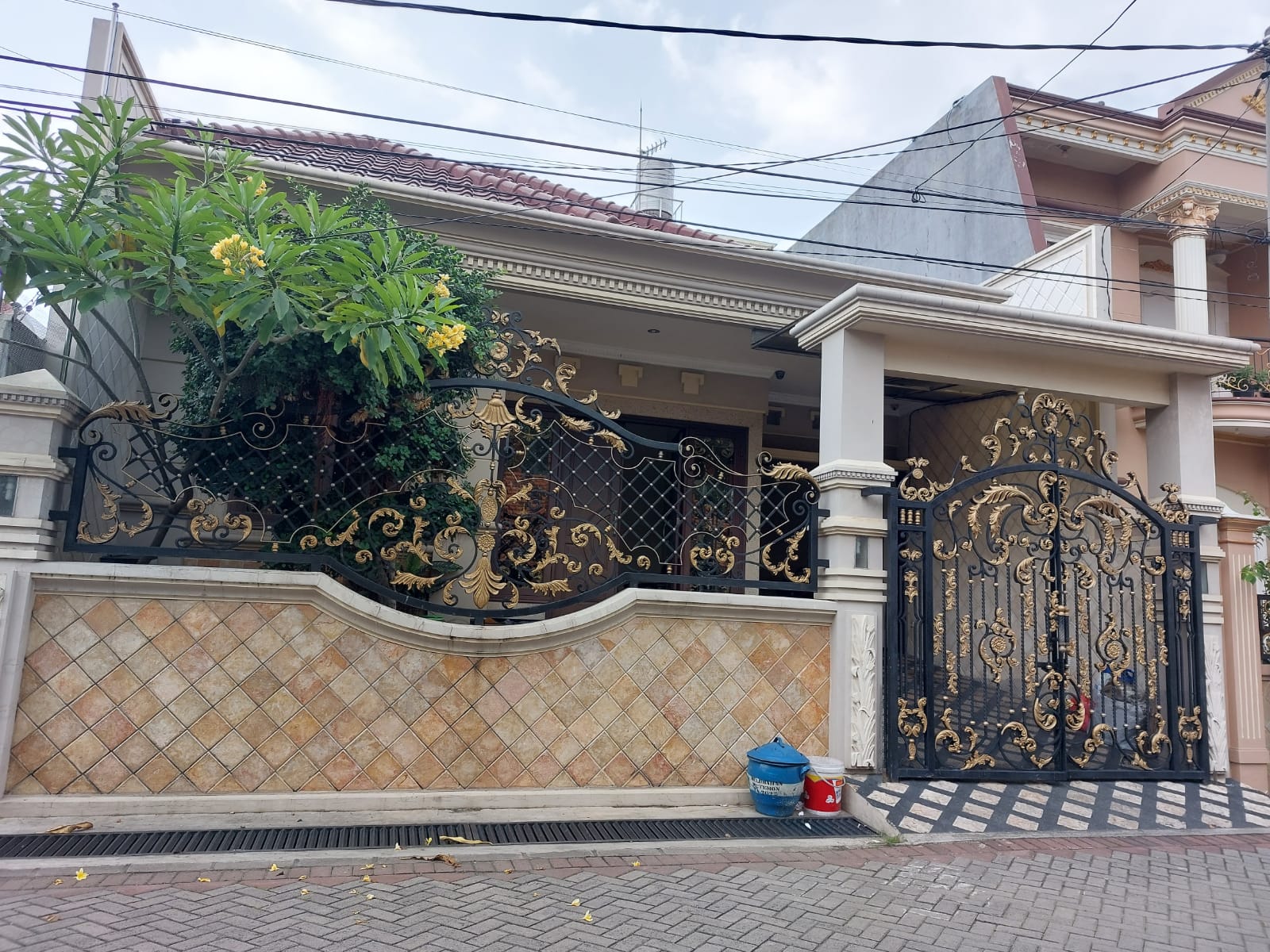 Dijual Rumah Mewah Lokasi Strategis di Jalan Muria Surabaya Selatan - Image 1
