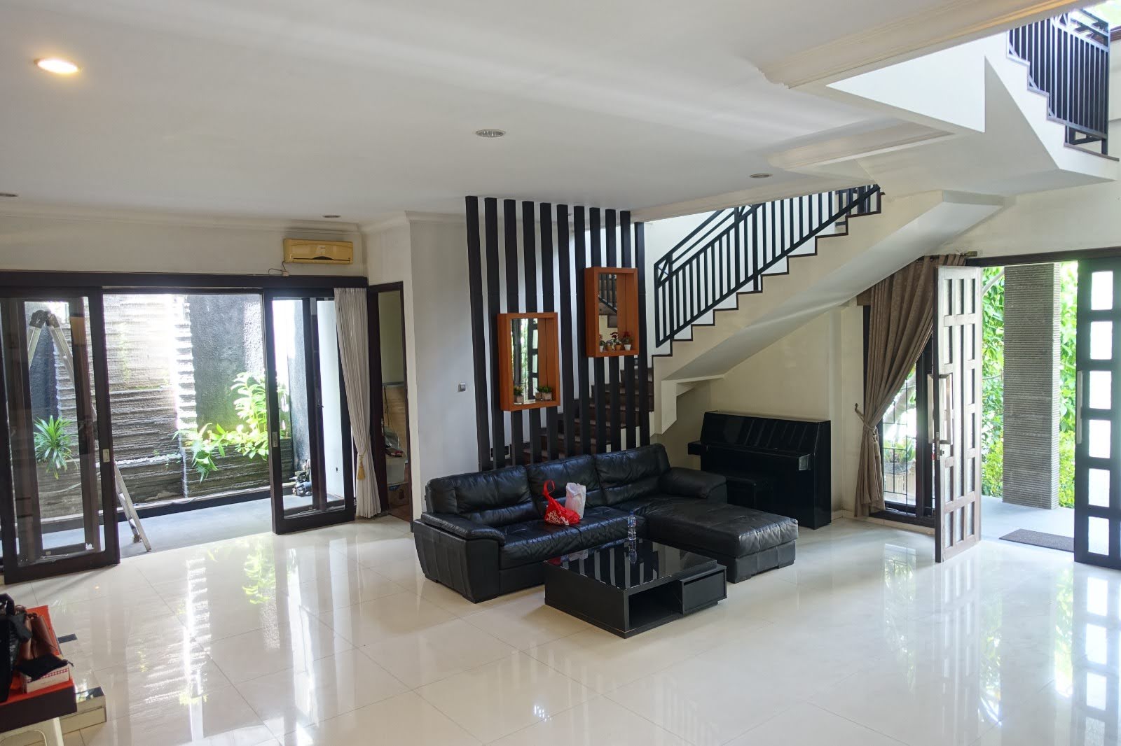 Dijual Rumah Mewah Siap Huni di Bukit Telaga Golf, Citraland Surabaya Barat - Image 1