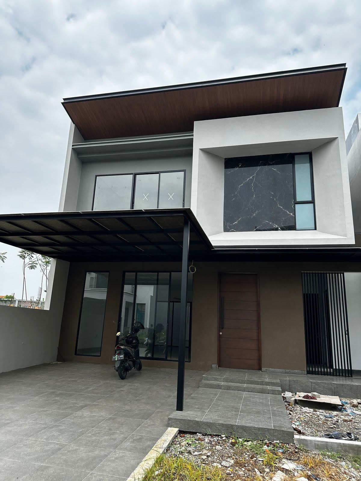 Dijual Rumah Minimalis Baru Gress di Crystal Golf Citraland Surabaya Barat - Image 1