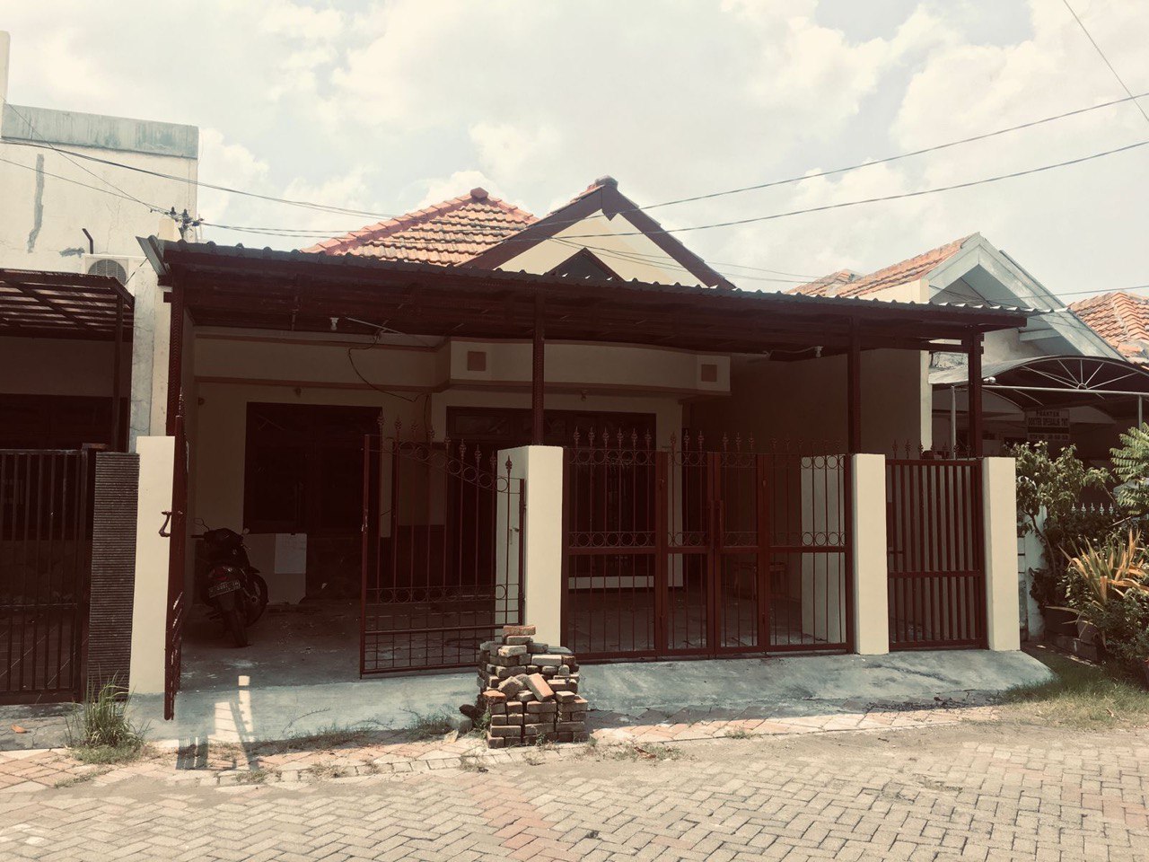 Dijual Atau Disewakan Rumah Eksklusif di Nirwana Executive Surabaya Timur - Image 1