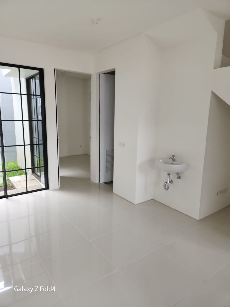 Disewakan Rumah Baru Gress Minimalis Graha Natura Dandelion Surabaya Barat - Thumbnail 2