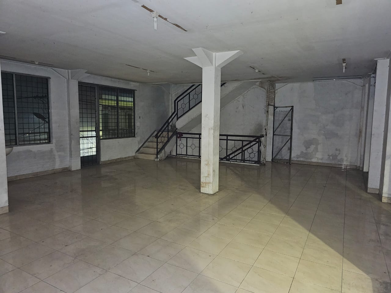 Disewakan Ruko 3 Lantai Lokasi Strategis di Jalan Tembaan Surabaya Pusat - Thumbnail 2