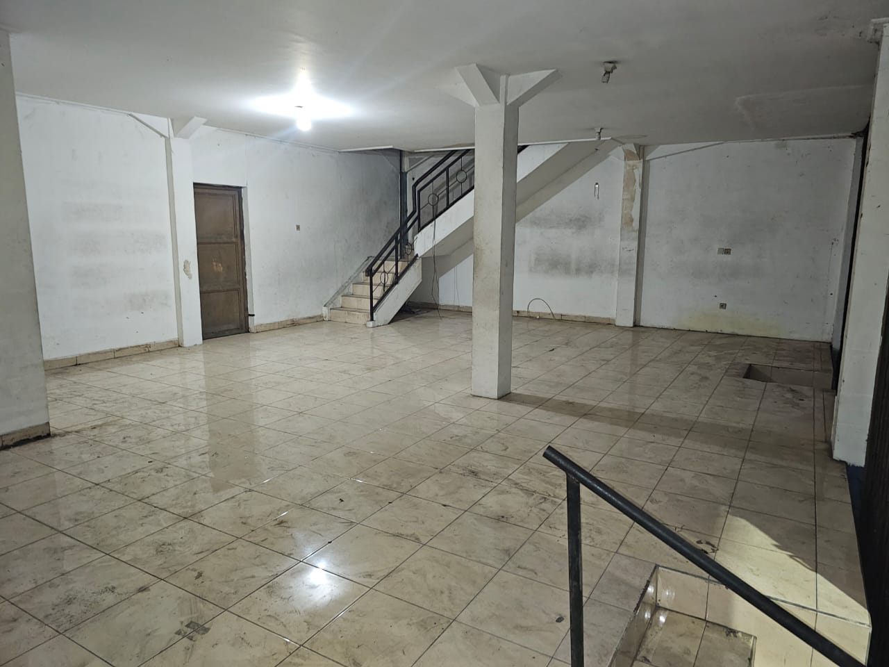 Disewakan Ruko 3 Lantai Lokasi Strategis di Jalan Tembaan Surabaya Pusat - Thumbnail 4