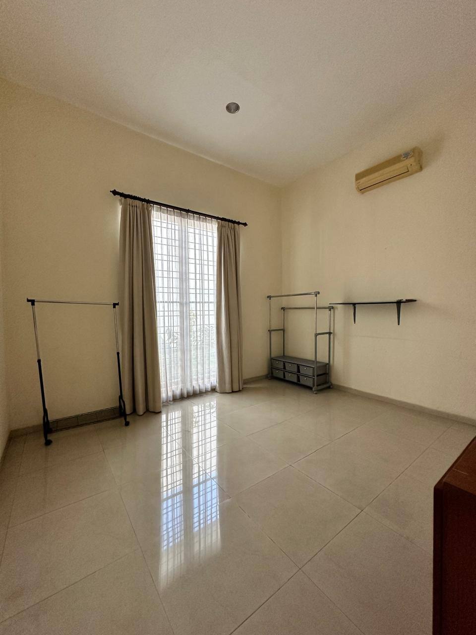 Disewakan Rumah 2 Lantai Modern di Villa Taman Telaga Citraland Surabaya Barat - Thumbnail 2