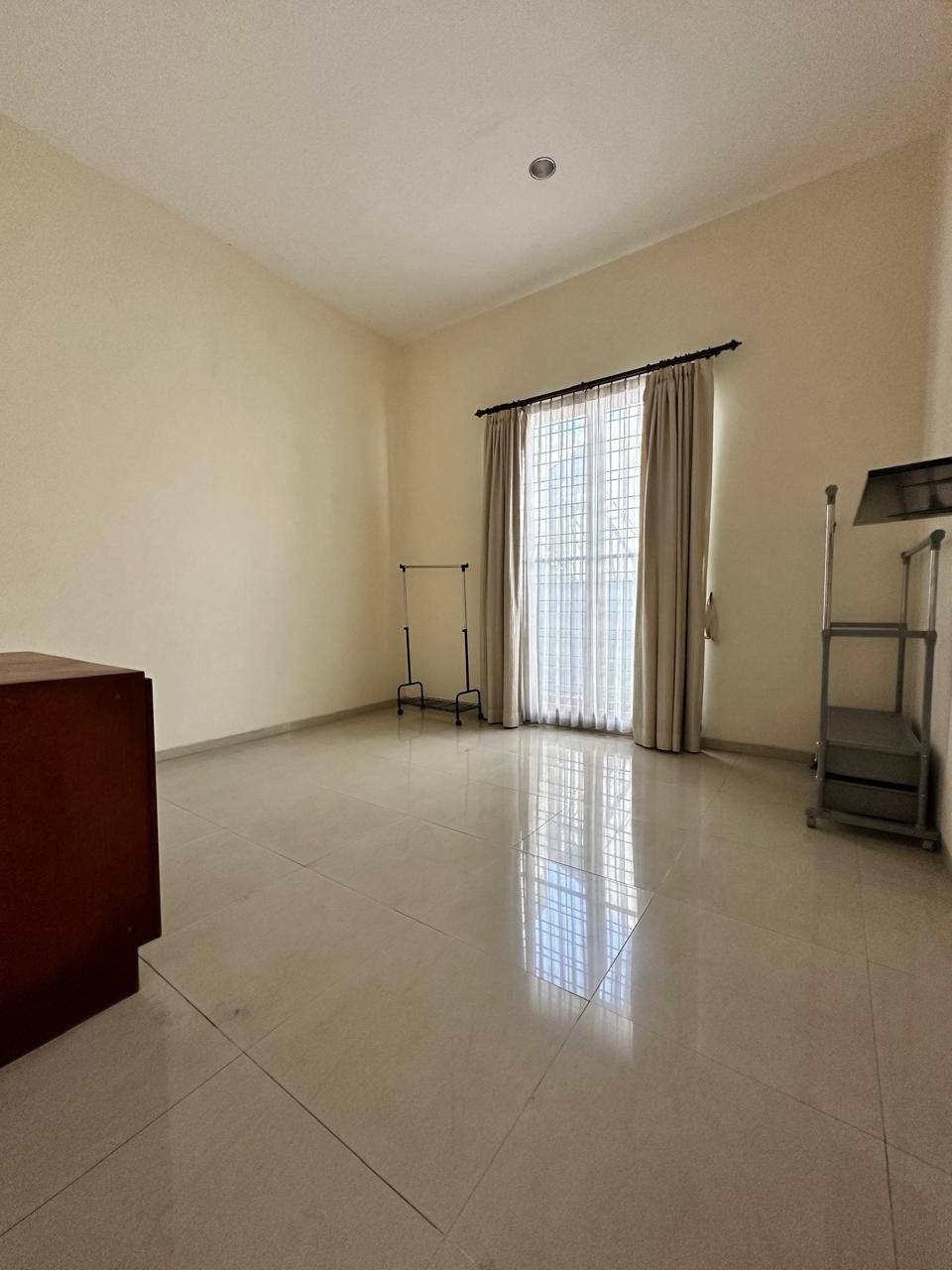 Disewakan Rumah 2 Lantai Modern di Villa Taman Telaga Citraland Surabaya Barat - Thumbnail 3