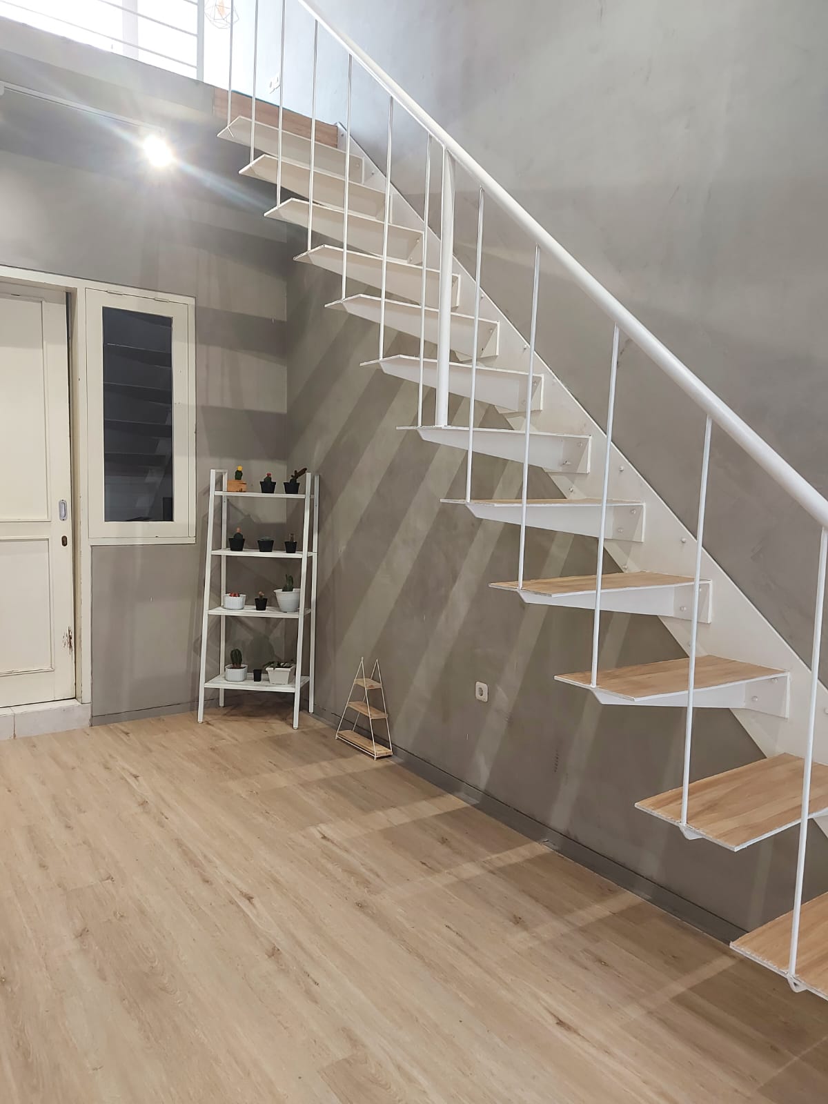 Dijual Rumah Minimalis Furnished di Queenstown, Citraland Utama Surabaya Barat - Thumbnail 2