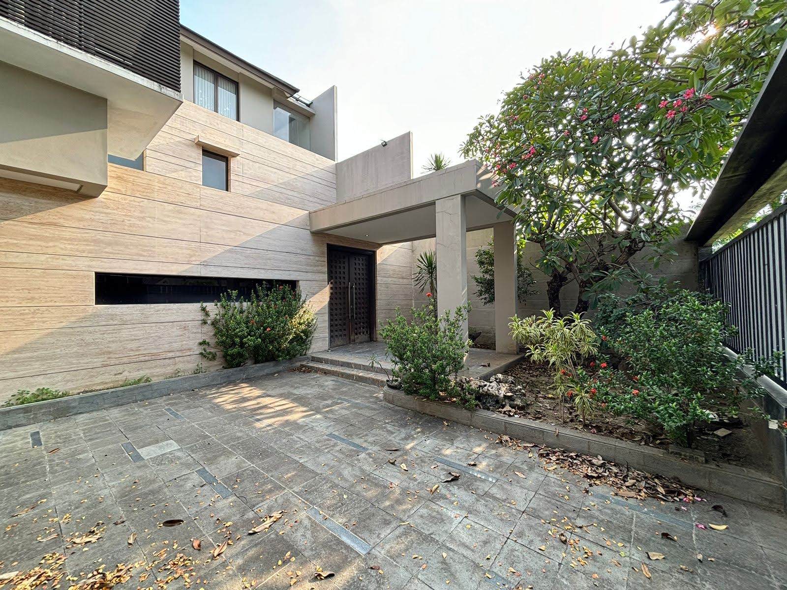 Dijual Rumah 3 Lantai Mewah di Raya Royal Park Citraland, Surabaya Barat - Image 1