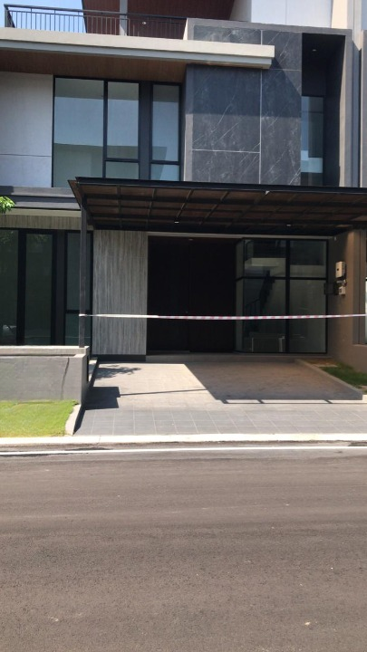 Disewakan Rumah Siap Huni di Kawasan Premium District 9 Admore Citraland Surabaya Barat - Image 1