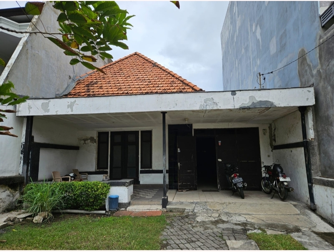 Dijual Rumah Luas Lokasi Srategis di Jalan Trunojoyo Surabaya Pusat - Image 1