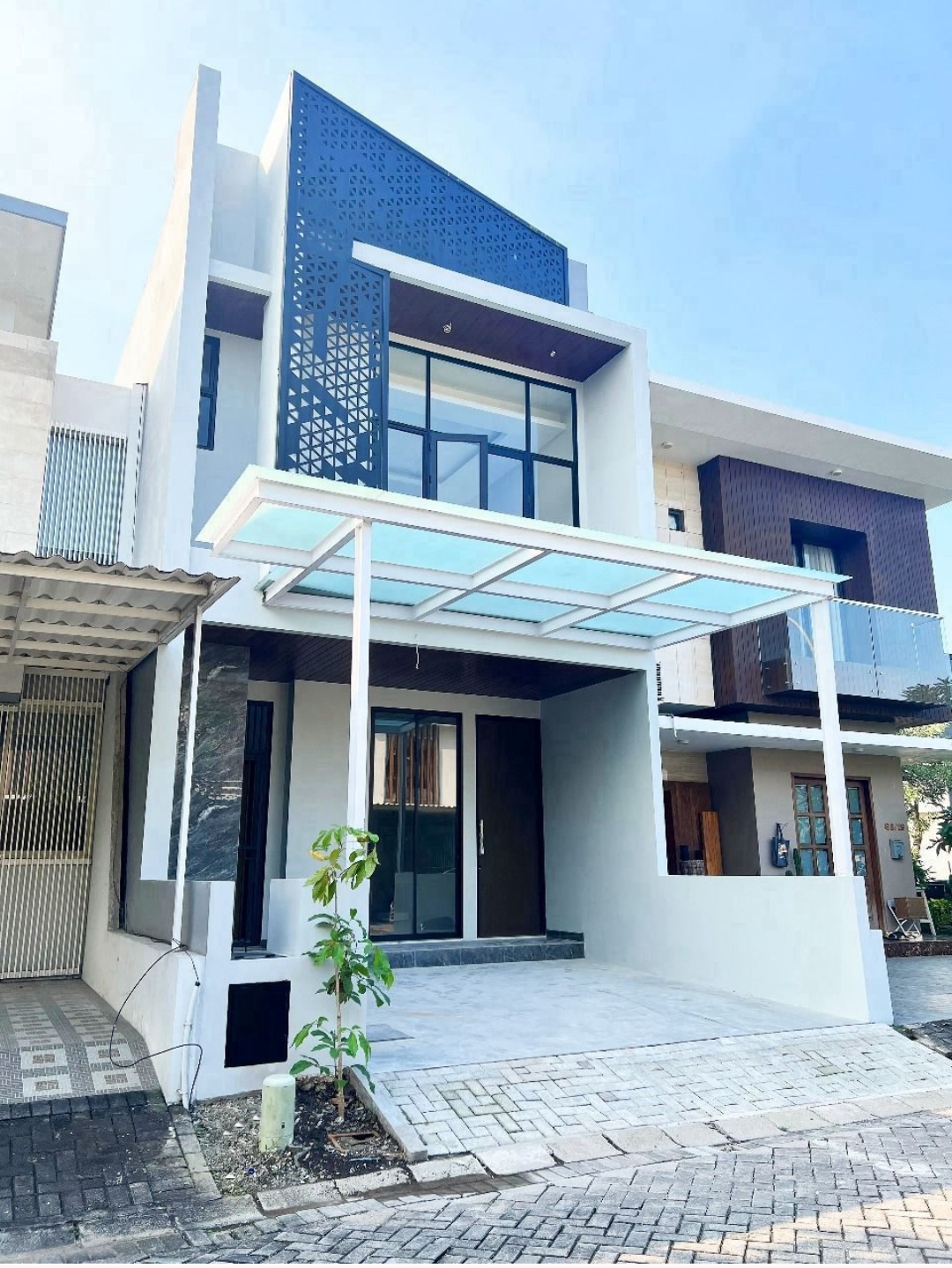 Dijual Rumah Baru Minimalis 2 Lantai di Dian Istana Surabaya Barat - Image 1