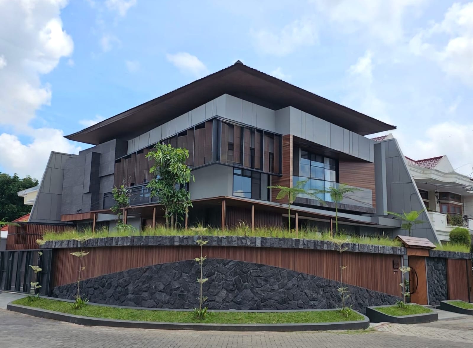 Dijual Rumah Mewah Modern di Manyar Kertoadi Lokasi Premium Strategis Surabaya Timur - Image 1