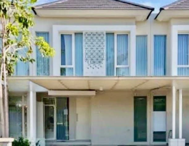 Disewakan Rumah Siap Huni Full Furnish di Kawasan Grand Pakuwon North Victoria Surabaya Barat - Image 1