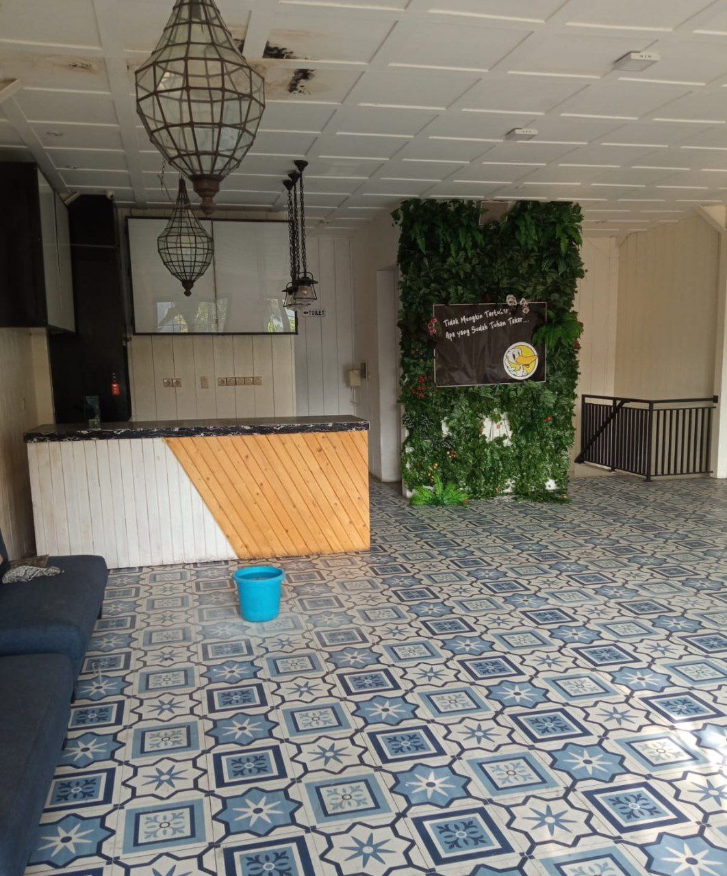 Dijual/ Disewakan Ruko Komersial Strategis di Raya Dharmawangsa 3 Lantai Surabaya Timur - Image 1