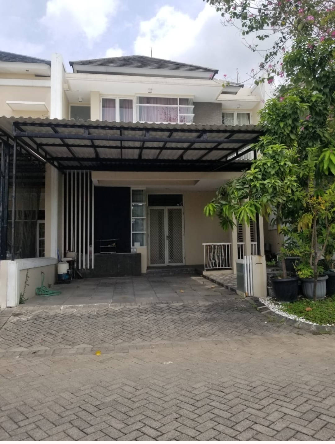 Dijual/Disewakan Rumah Modern 2 Lt di Royal Residence Surabaya Barat - Image 1