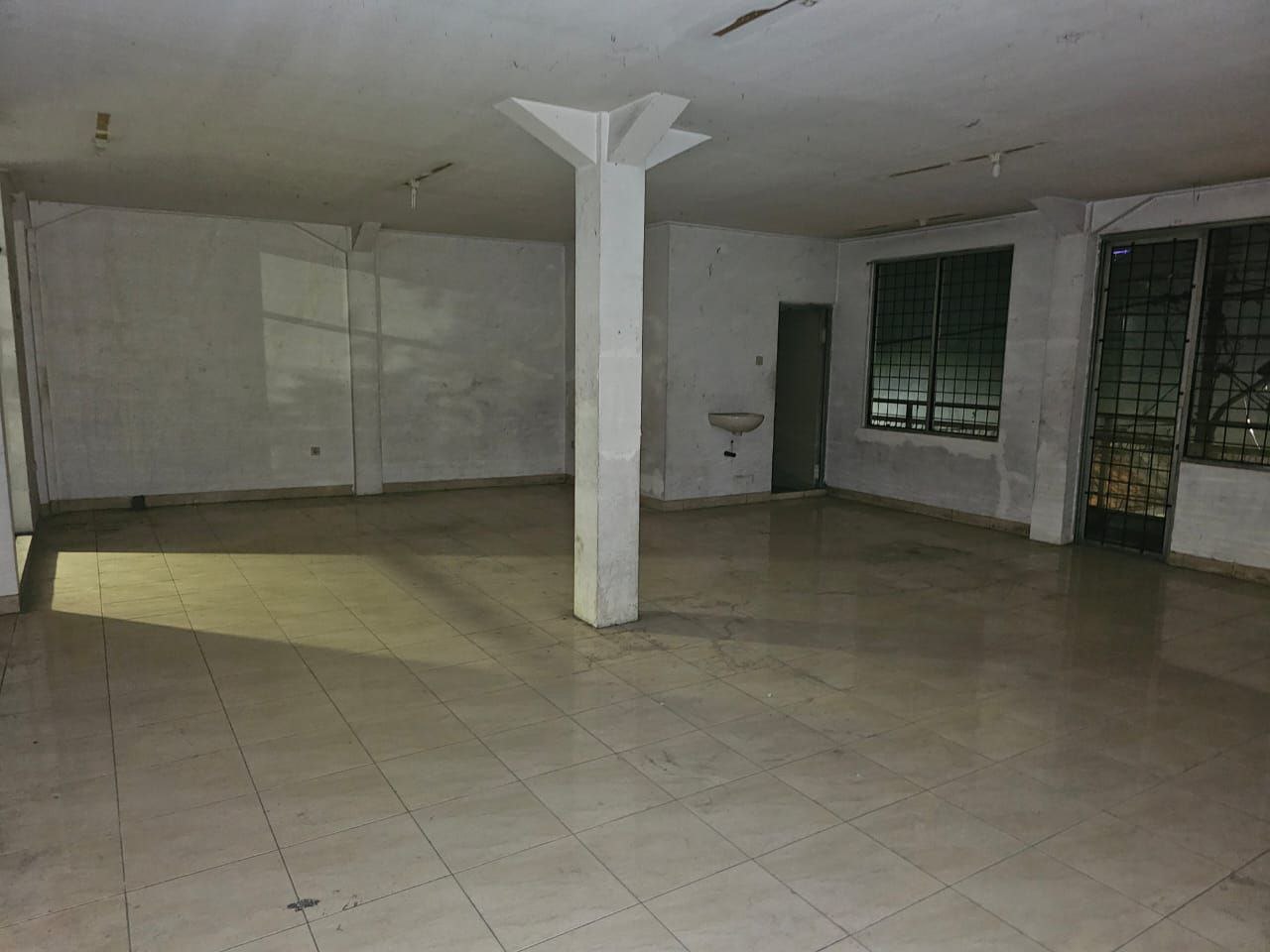 Disewakan Ruko Strategis 3 Lantai di Jalan Tembaan Surabaya Pusat - Thumbnail 3