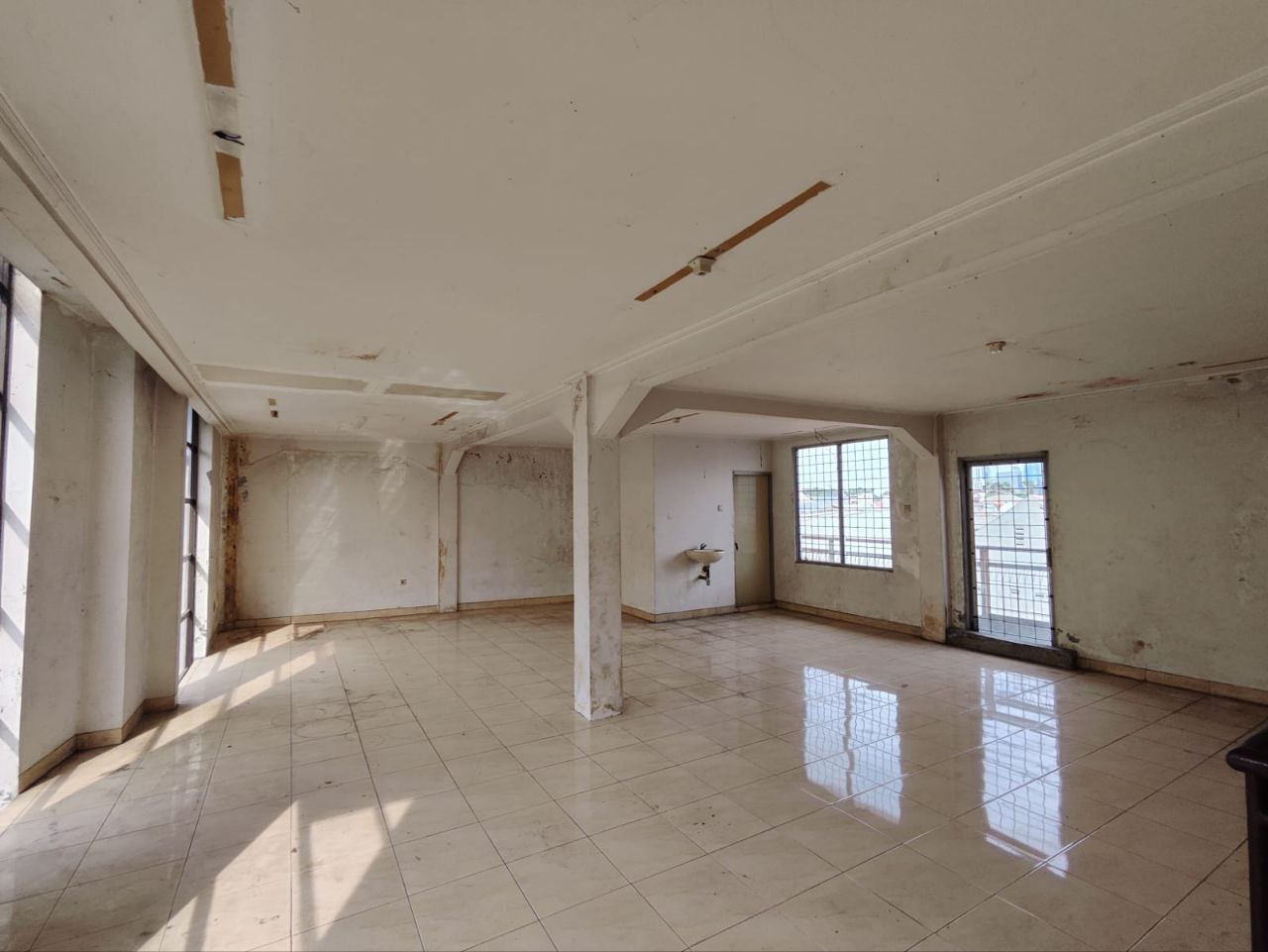 Disewakan Ruko Strategis 3 Lantai di Jalan Tembaan Surabaya Pusat - Thumbnail 4