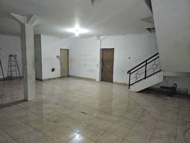 Disewakan Ruko Strategis 3 Lantai di Jalan Tembaan Surabaya Pusat - Image 1