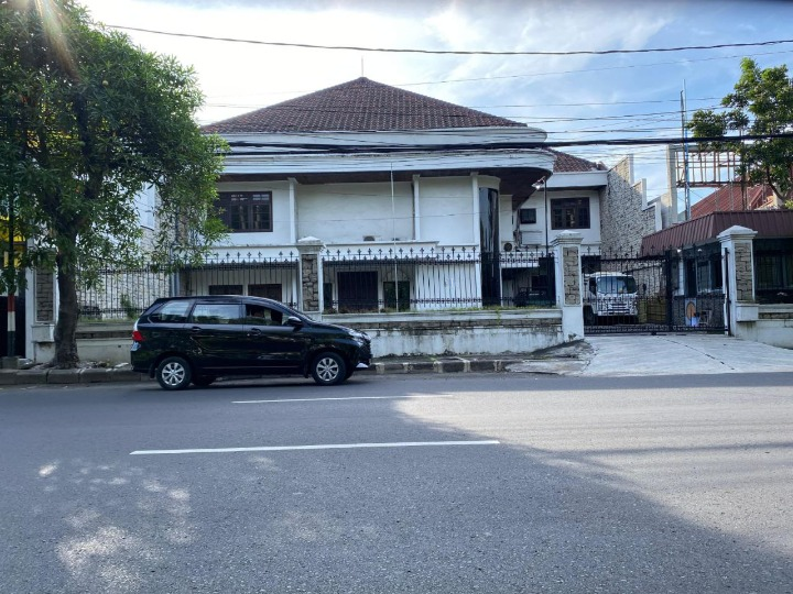 Disewakan Rumah Kantor Eksklusif Lokasi Strategis di Raya Jemursari Surabaya Selatan - Image 1