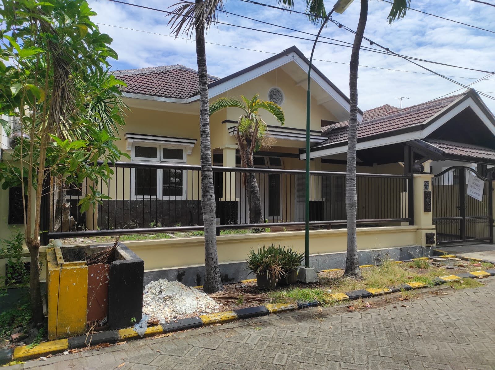 Dijual Rumah Luas dan Nyaman di Rungkut Mapan Surabaya Timur - Image 1