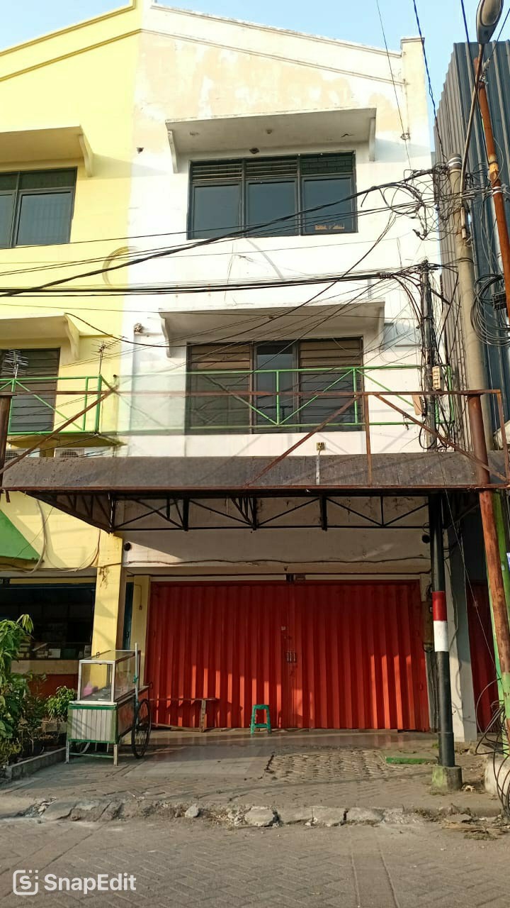 Disewakan Ruko 3 Lantai Strategis di Babatan Pratama Wiyung Surabaya Barat - Image 1