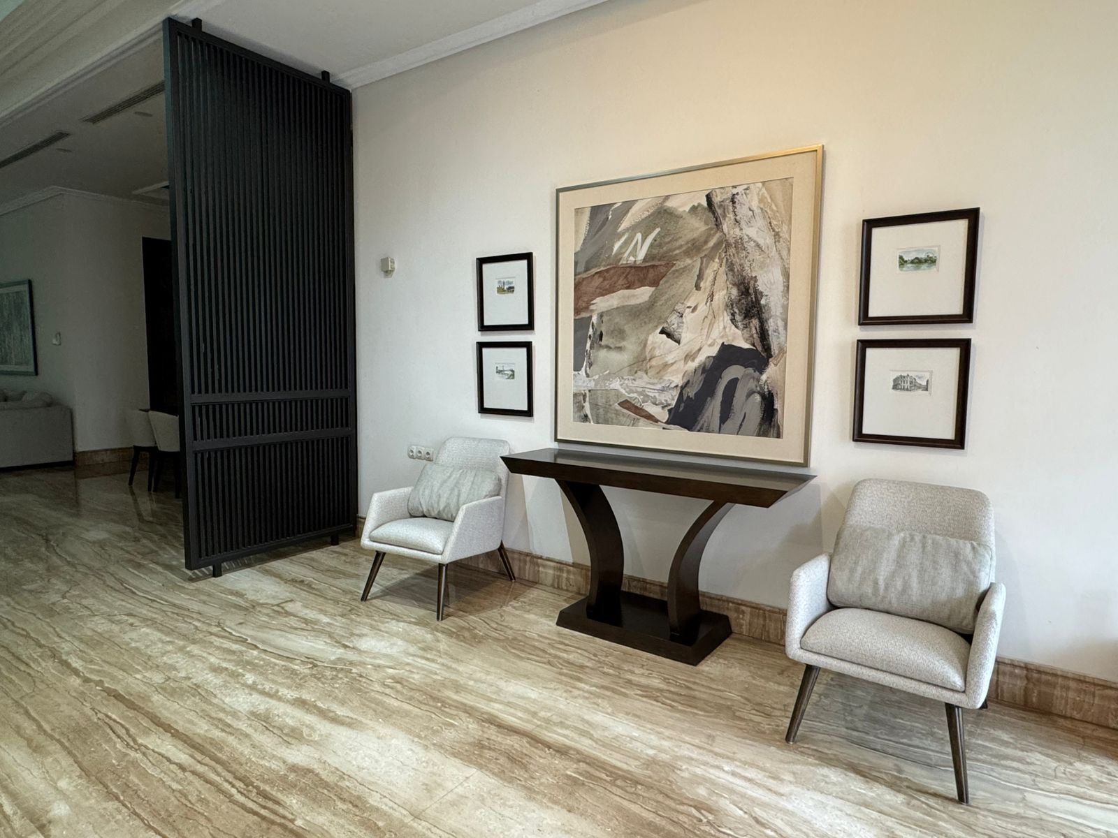 Disewakan Rumah Mewah Full Furnish di Graha Famili, Surabaya Barat - Thumbnail 2