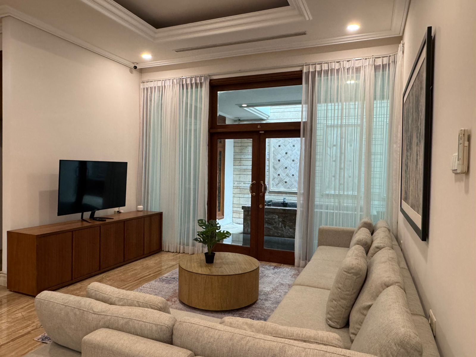 Disewakan Rumah Mewah Full Furnish di Graha Famili, Surabaya Barat - Thumbnail 3