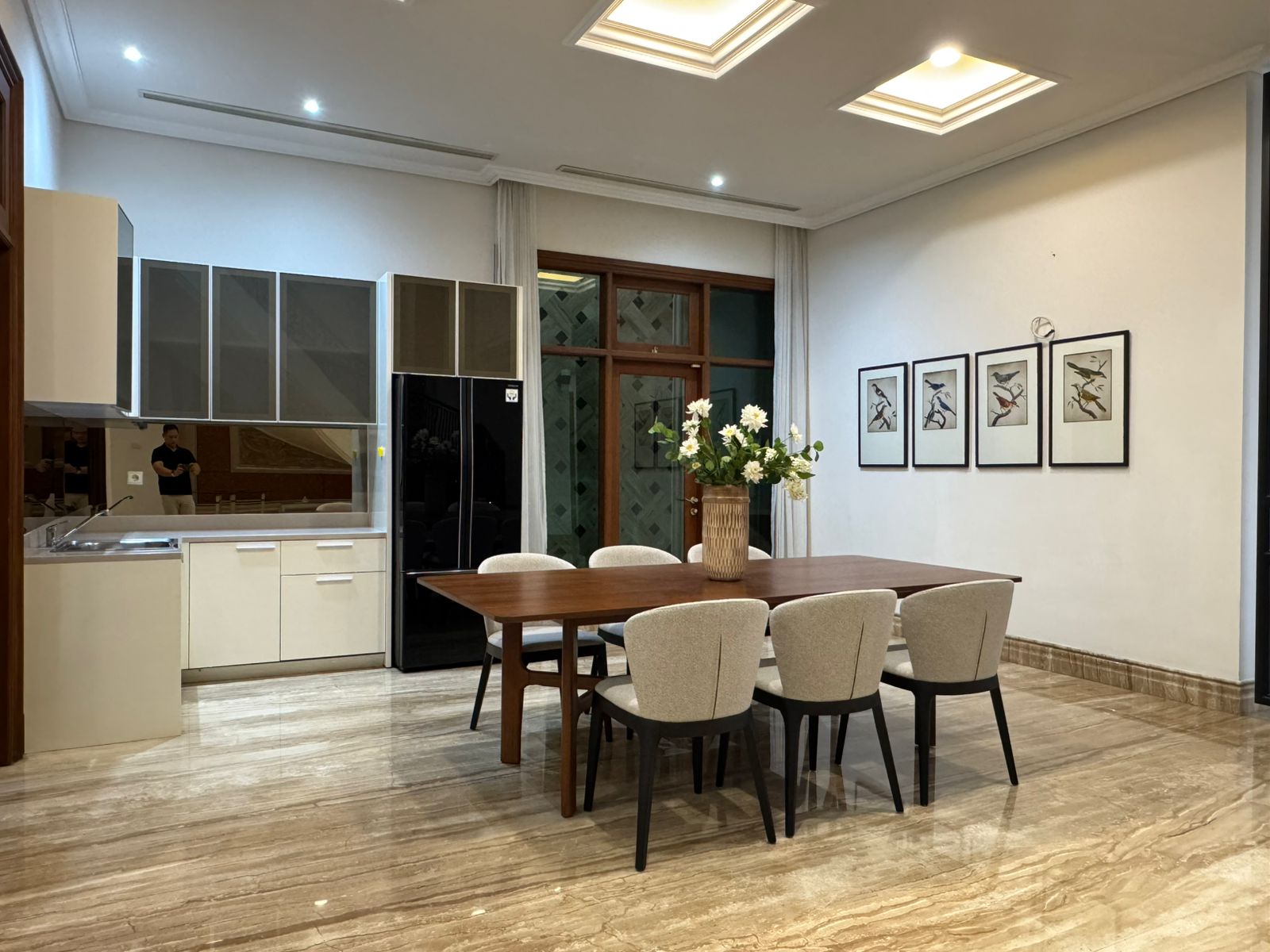 Disewakan Rumah Mewah Full Furnish di Graha Famili, Surabaya Barat - Thumbnail 4