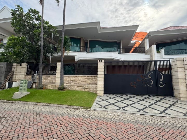 Disewakan Rumah Mewah Full Furnish di Graha Famili, Surabaya Barat - Image 1