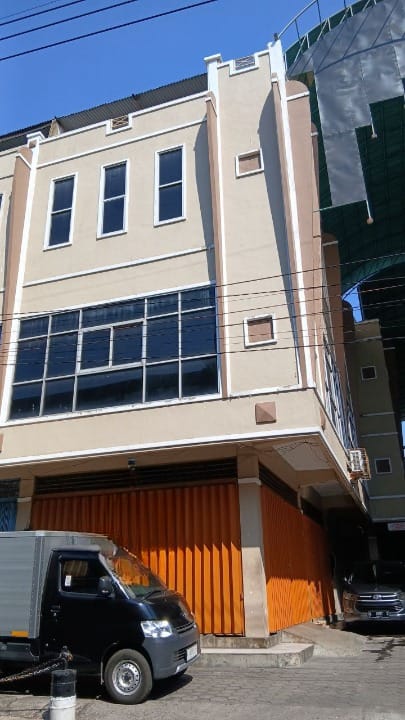 Dijual/Disewakan Ruko Posisi Hook 3,5 Lantai di Bongkaran, Surabaya Utara - Image 1