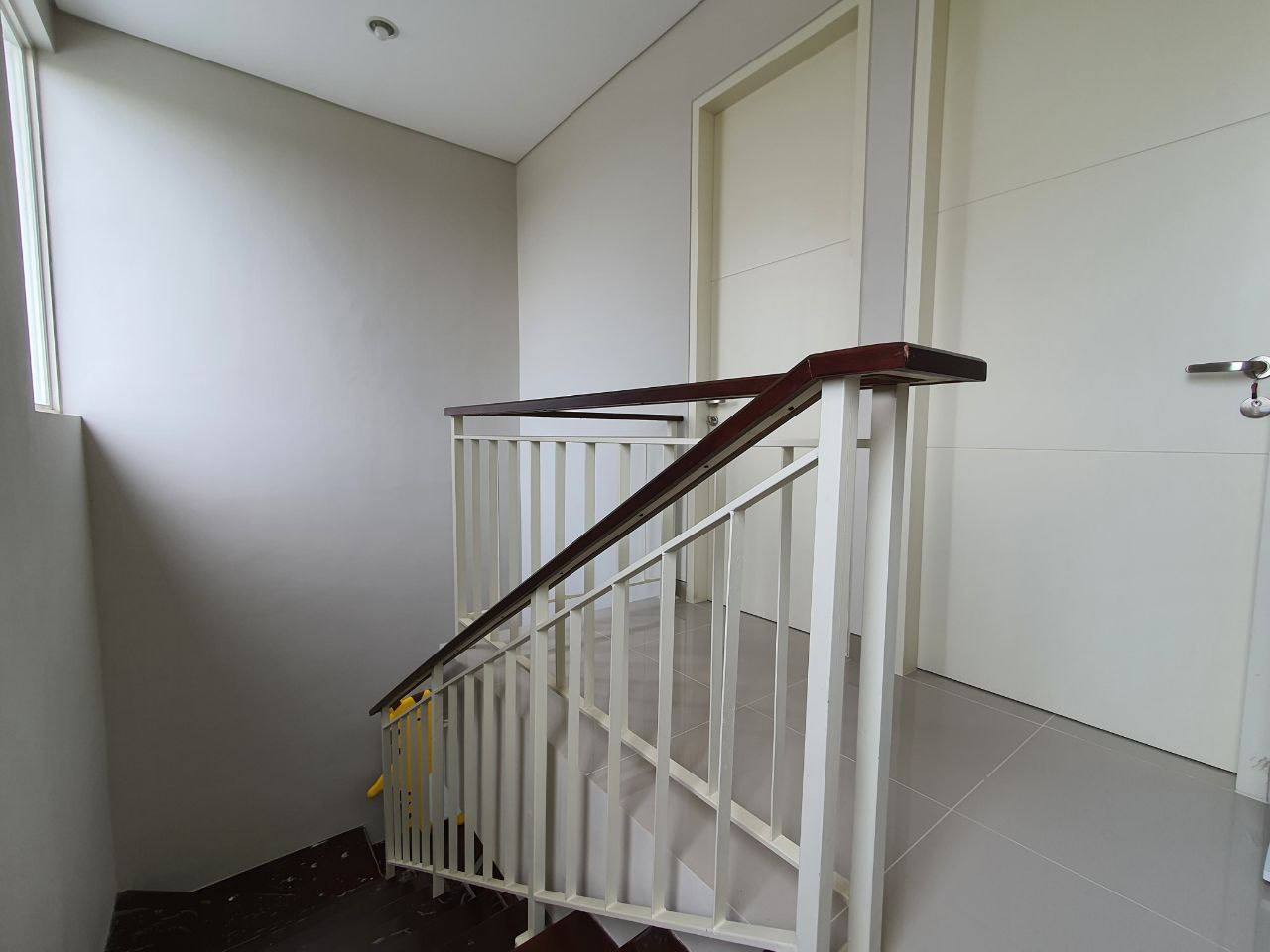 Dijual Cepat Rumah Minimalis 2 Lantai di Greenlake Citraland, Surabaya Barat - Thumbnail 2