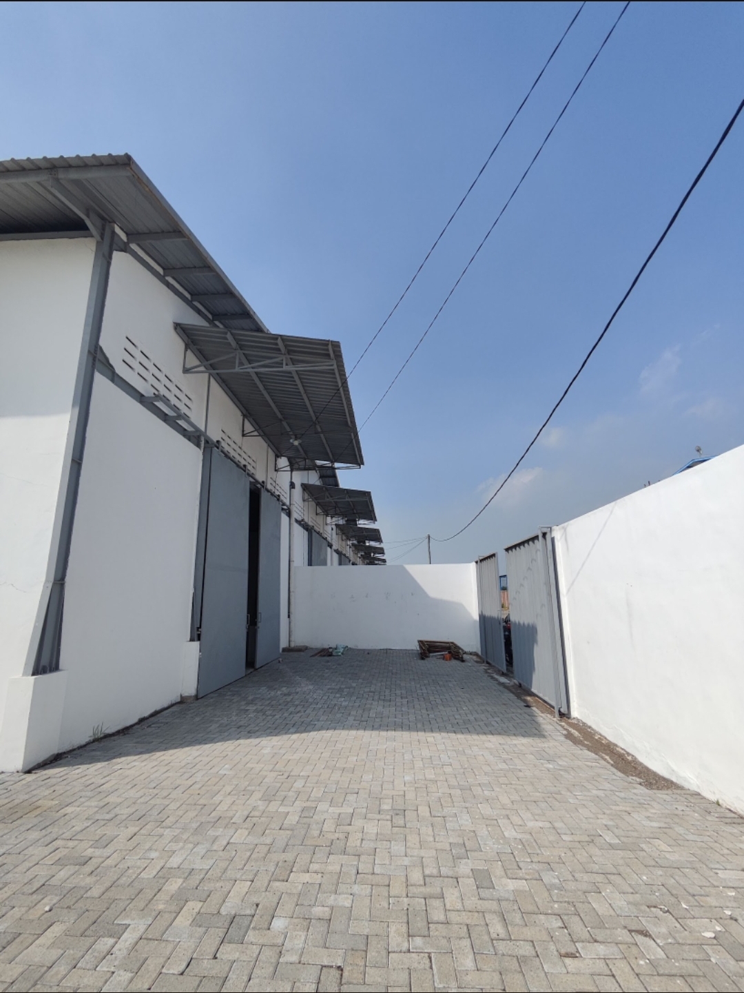 Disewakan Gudang Lokasi Strategis di Romokalisari, Surabaya Barat - Image 1
