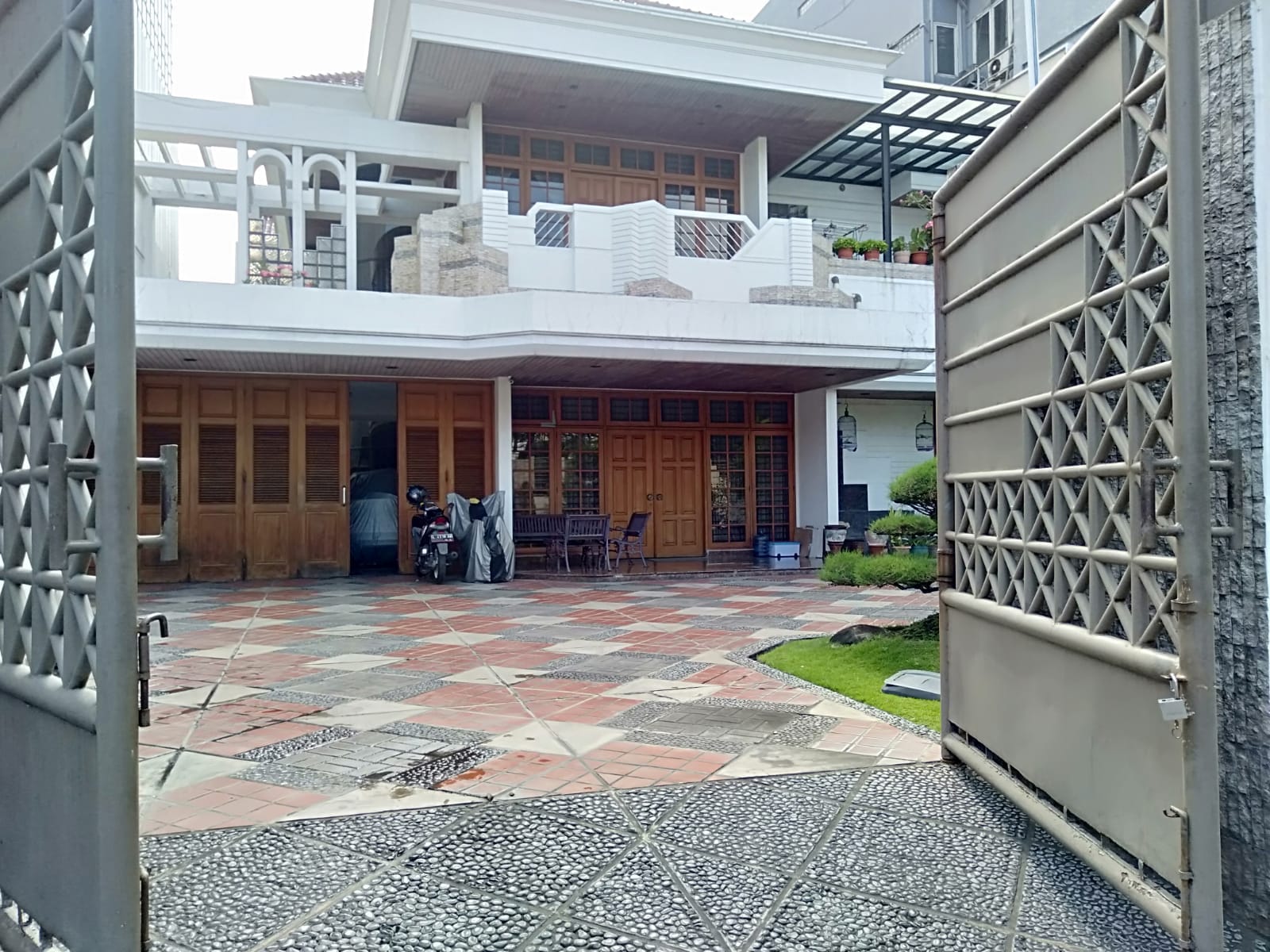 Dijual Rumah Mewah Siap Huni di Jalan Cempaka Surabaya Pusat - Thumbnail 2