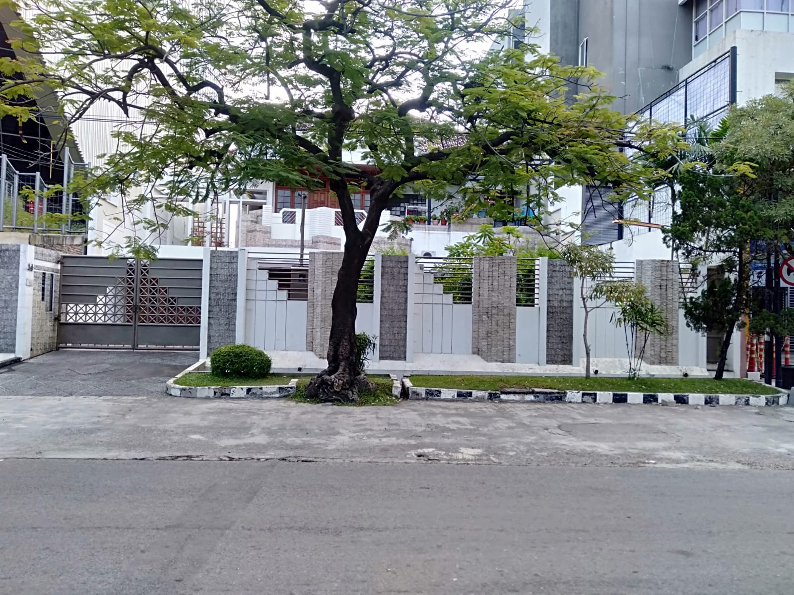 Dijual Rumah Mewah Siap Huni di Jalan Cempaka Surabaya Pusat - Image 1