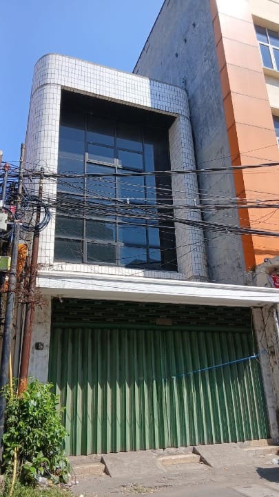 Sewa Ruko 3 Lantai Siap Pakai di Slompretan, Lokasi Komersial Surabaya Utara - Image 1