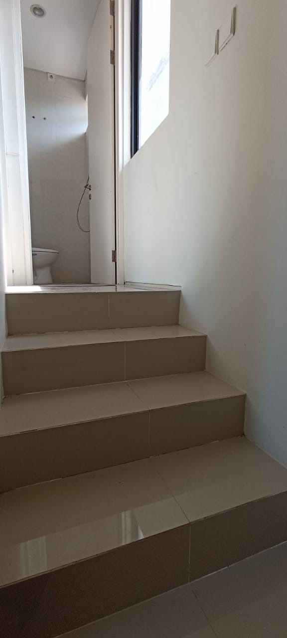 Disewakan Rumah 2 Lantai di Northwest Lake Citraland Surabaya Barat - Thumbnail 2