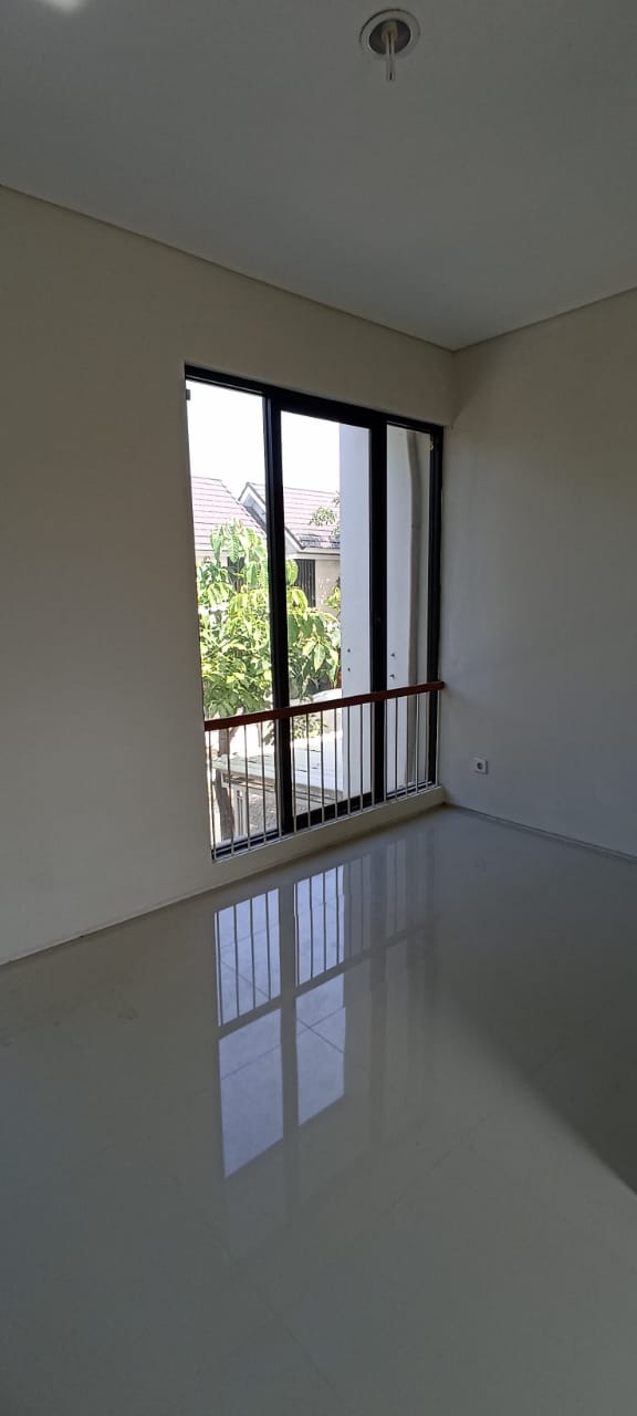 Disewakan Rumah 2 Lantai di Northwest Lake Citraland Surabaya Barat - Thumbnail 3