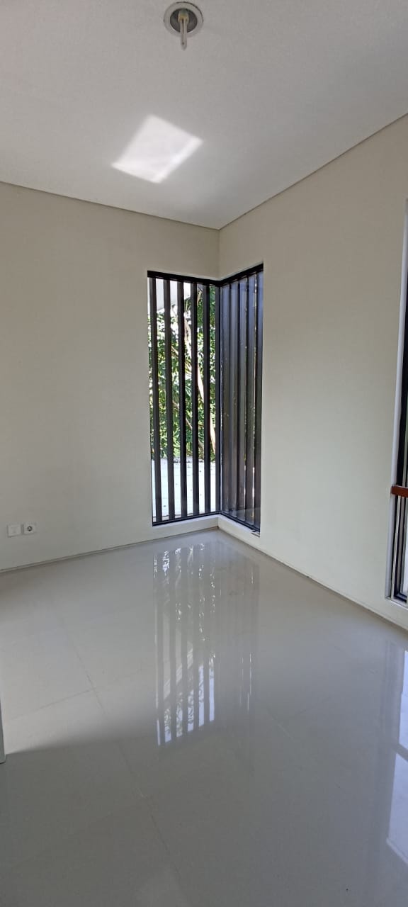 Disewakan Rumah 2 Lantai di Northwest Lake Citraland Surabaya Barat - Thumbnail 4