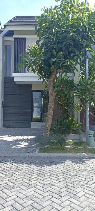 Disewakan Rumah 2 Lantai di Northwest Lake Citraland Surabaya Barat - Image 1