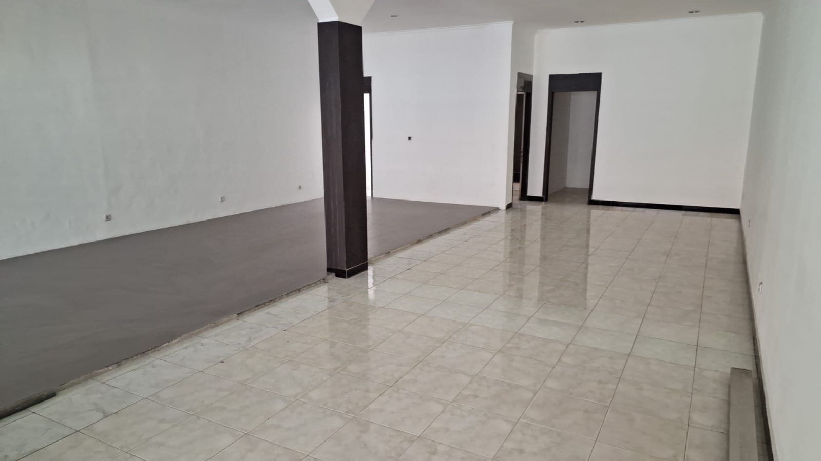 Disewakan Ruko Komersial di Jalan Kartini Lokasi Strategis Surabaya Pusat - Image 1