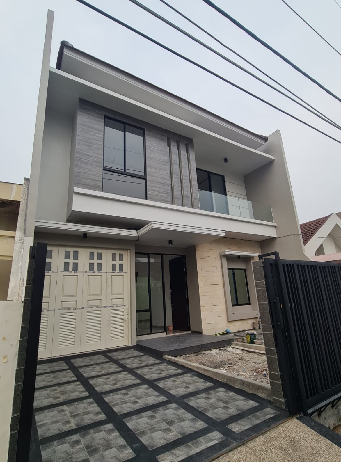 Dijual Rumah Baru Gress Modern 2 Lantai di Manyar Kertoadi Surabaya Timur - Image 1