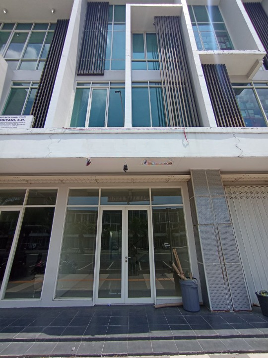 Disewakan Ruko Strategis Lokasi Prestisius di Northwest Boulevard Citraland Surabaya Barat - Image 1