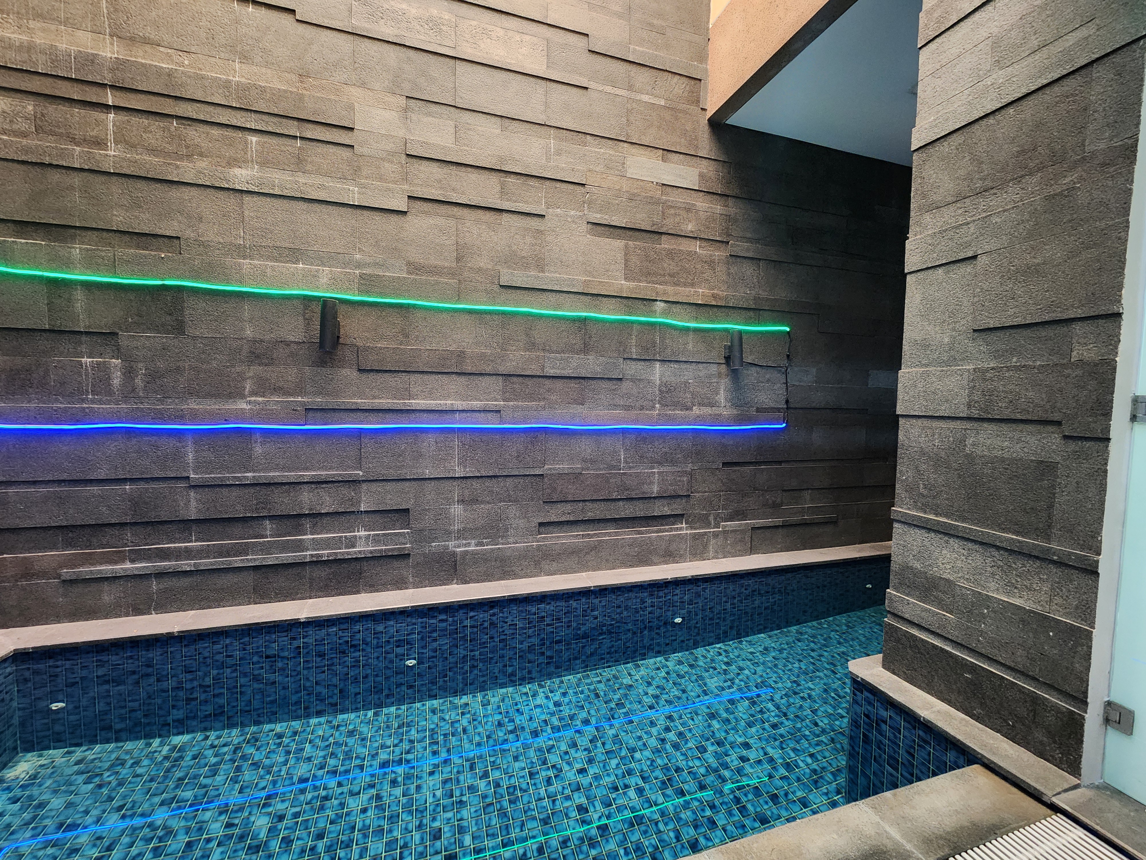 Dijual Murah Rumah Lengkap Dengan Kolam Renang di Citraland Surabaya Barat - Thumbnail 3