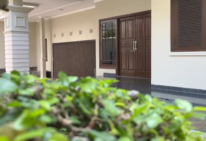 Disewakan Rumah Minimalis Eksklusif di Kawasan Prestisius Graha Family Surabaya Barat - Image 1