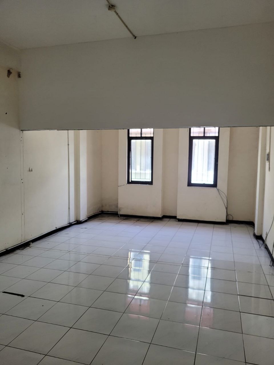 Dijual / Disewakan Ruko di Sentra Kencana Jl. Bung Tomo Siap Pakai Surabaya Timur - Image 1
