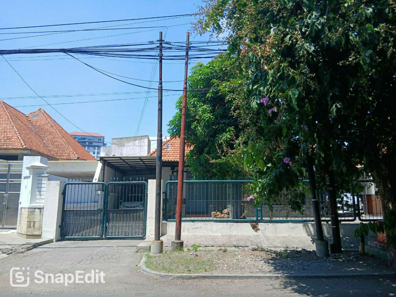 Dijual Rumah Klasik Terawat di Lokasi Strategis Tepat di Pinggir Jalan Progo Surabaya Pusat - Image 1