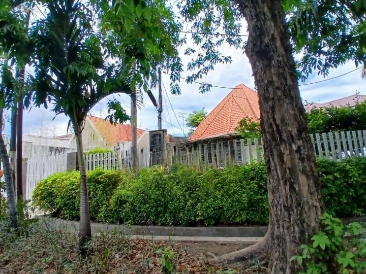 Dijual Rumah Strategis Cocok untuk Café / Klinik / Kantor – di Wr Supratman Surabaya Pusat - Image 1